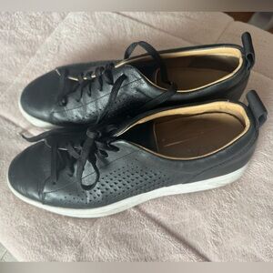 Under Armour Black Leather Sneakers great condition women 9 / men 6.5